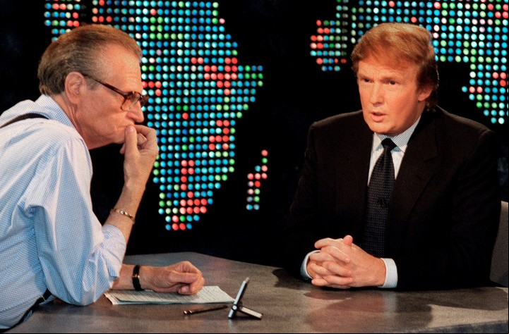 Larry King en una entrevista con Donald Trump, en 1999 (Foto AP)