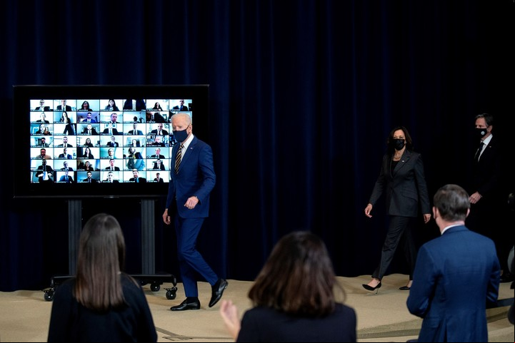 Biden, seguido por la vicepresidenta Kamala Harris, y el secretario de Estado Antony Blinken llega para hablar con los trabajadores del Departamento de Estado,. Foto Stefani Reynolds/The New York Times.