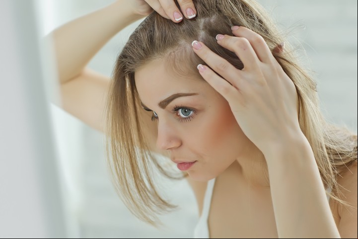 A medida que el pelo envejece, salen las canas, que no sólo le cambian el color al cabello, sino su calidad, porque lo secan y lo vuelven más fino y encrespado. Foto Shutterstock.