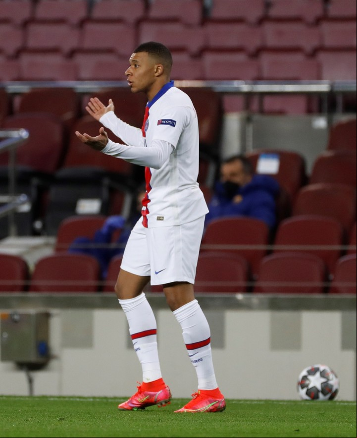 Mbappé, de festejo. Marcó un hattrick y se llevó la pelota. (EFE)
