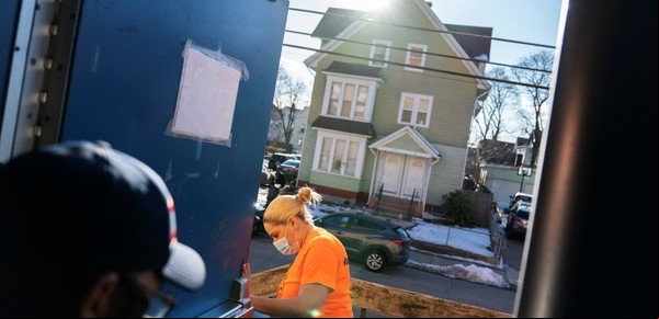 Dos ciudades de inmigrantes en Estados Unidos apenas separadas por 80 kilómetros: vacunas para una, pero no para la otra