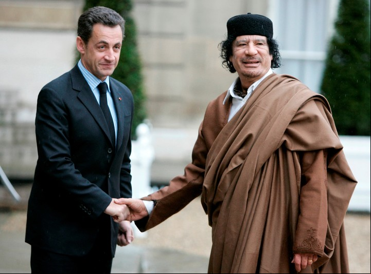 Nicolas Sarkozy y el fallecido líder libio, Muammar Khadafi. Foto: AP