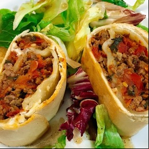 Arrollado de tomates, albahaca y carne picada