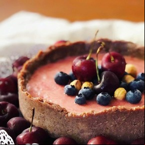 Tarta vegana helada de banana y frutillas