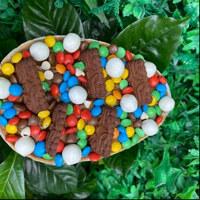 Huevo de pascua relleno con chocolinas y rocklets
