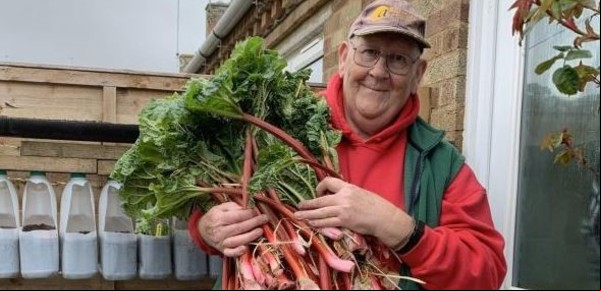 Un jubilado de 72 años que cultiva verduras gigantes brilla como modelo en una campaña de Gucci