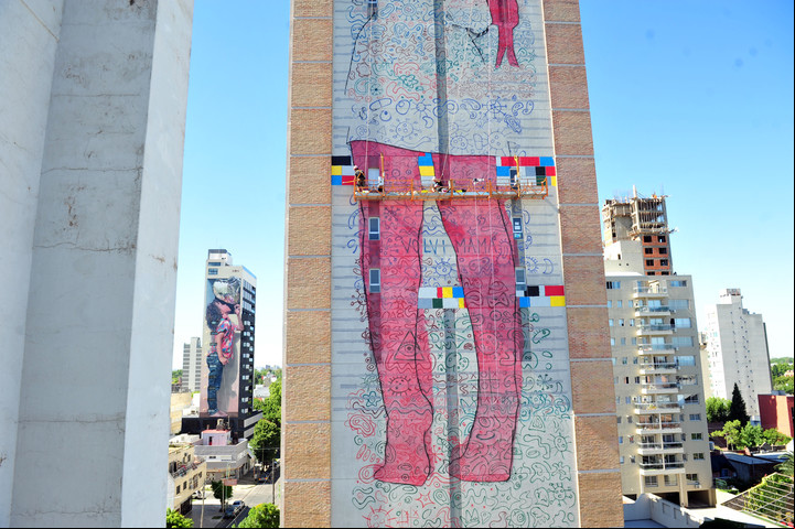 Los garabatos en la pared funcionan como coordenadas para plantar el diseño. Foto Lucía Merle
