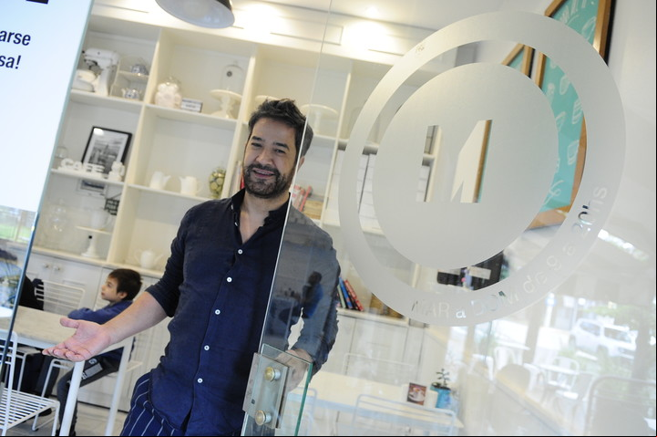 Bienvenidos a casa. Asta abre la puerta a Clarín de su pastelería de Martínez. Foto Luciano Thieberger.