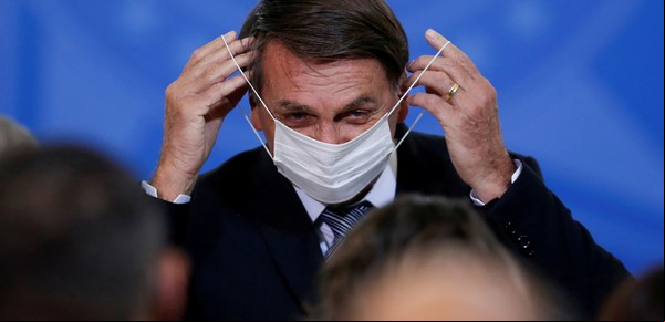 Bajo presión del Parlamento, Jair Bolsonaro se aferra a su estrategia de ataques verbales