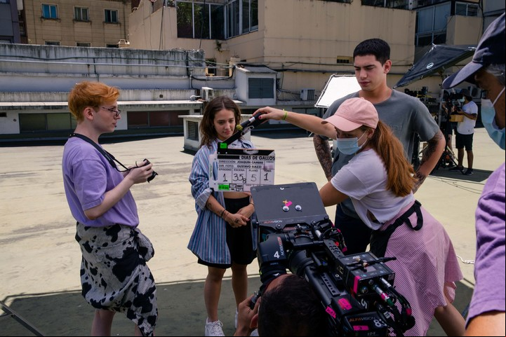 Otra escena del rodaje de Días de gallos, la nueva serie que Ángela Torres protagonizará en HBO Max