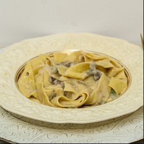 Pappardelle con hongos y arvejas