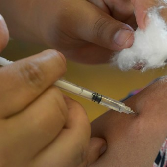 Cambios en la vacuna del Covid: cada cuánto aconsejan aplicarla ahora, a quiénes y de qué marca