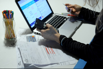 Cuando el sueldo no alcanza: ¿conviene pedir un préstamo, usar la tarjeta o cambiar dólares?
