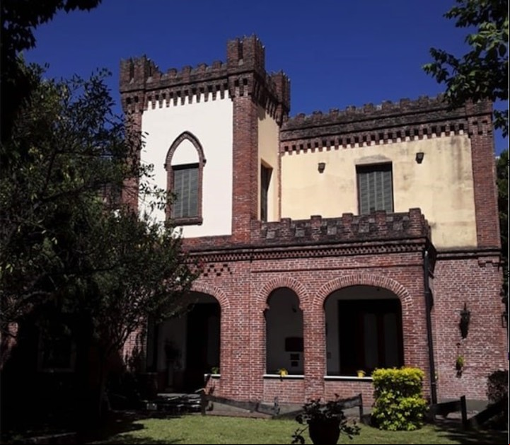 Un sistema de túneles unía el castillo con edificios importantes de Adrogué.