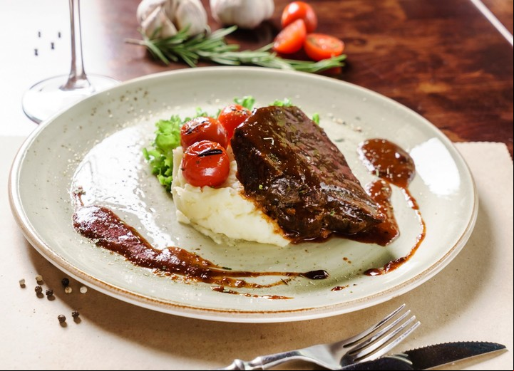 Bife al malbec con puré. Foto @cantaelgallo.