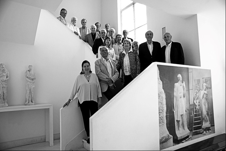 Los académicos en la escalera de la casa de Victoria Ocampo remedando a la histórica foto de fundación de la Revista Sur en 1931.