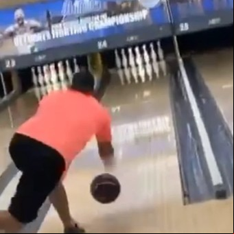 Colocó las cenizas de su padre dentro de una bola de bowling y logró 12 strikes en 12 tiros