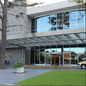 En una emblemática clínica privada de San Isidro tuvieron que ampliar la internación en el piso del estacionamiento
