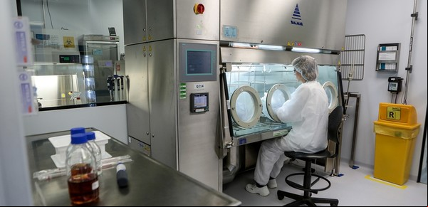 Los problemas de Hugo Sigman y AstraZeneca para fabricar vacunas llegaron a la BBC
