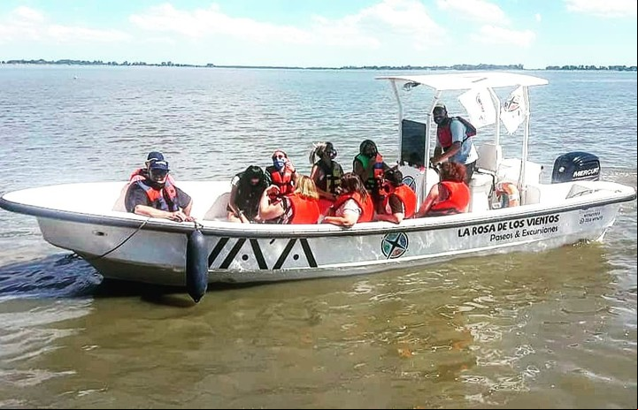 El barco VA'A brinda a sus pasajeros una perspectiva distinta de la laguna de Chascomús.