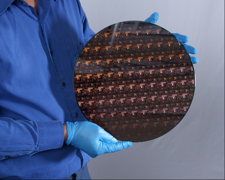 Las planchas donde se imprimen los transistores. Foto IBM