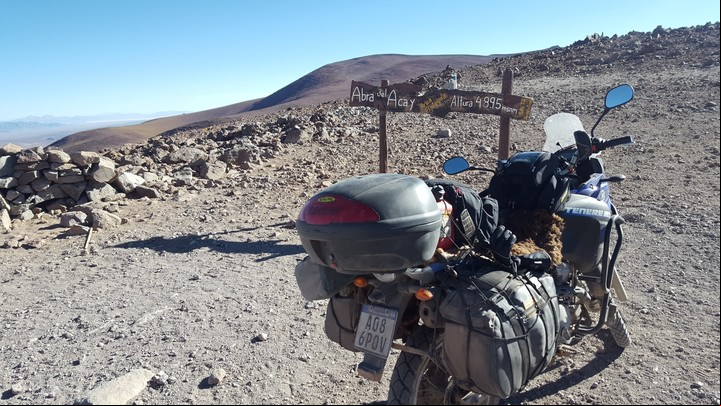 La moto en el abra del Acay, el punto más alto de la 40, a casi 5.000 msnm. Foto: Armando Della Chiesa.