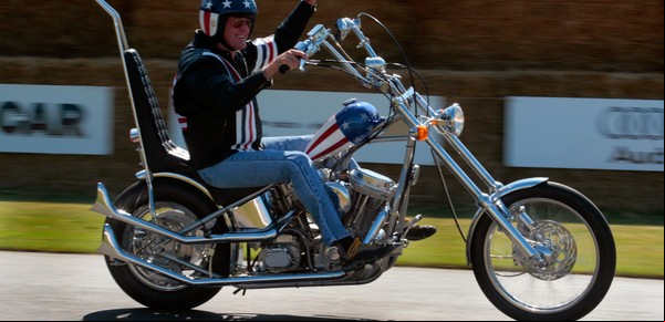 La contracultura paga bien: subastan la moto que Peter Fonda usó en la película Busco mi destino