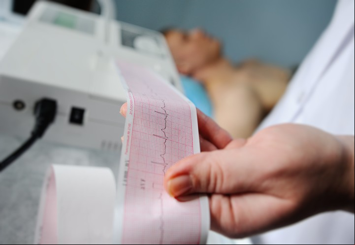 Ante antecedentes familiares, los controles cardiológicos preventivos son vitales desde temprana edad. Foto: Shutterstock.