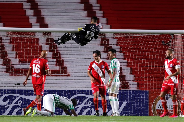 Lucas Abraham Chávez, arquero de Argentinos Juniors, se cuelga del arco tras la pifia de Geisson Alexander Perea.
Fotos: EFE/ Juan Ignacio Roncoroni.