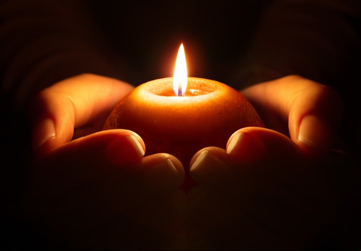 Ritual de cumpleaños de julio de 2023. Una vela, una carta y un mantra para la activación./ Foto: Shutterstock