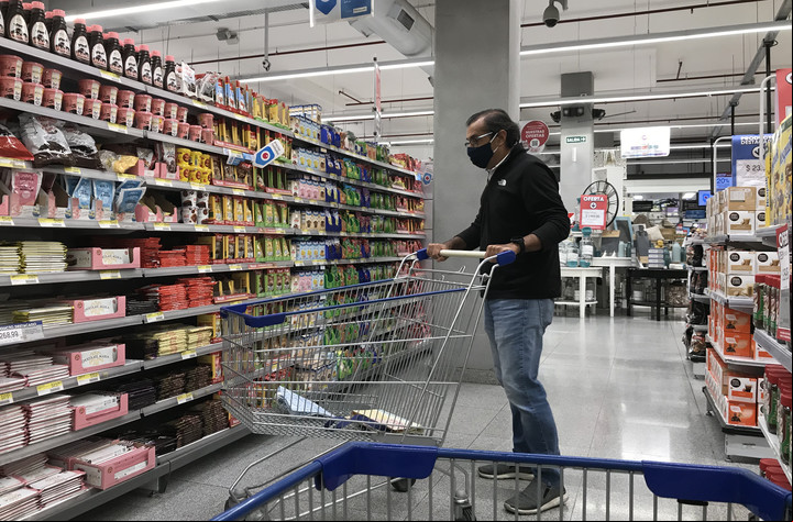 Si los pesos se dejan por meses en una cuenta común, al retirarlos su poder de compra ya será mucho menor. Foto: Germán García Adrasti.