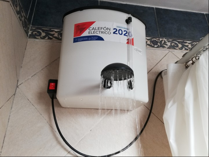 Instalados en el baño, los calefones de ducha permiten darse baños de 5 a 10 minutos. Foto Archivo