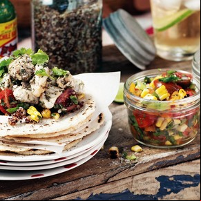 Tacos de pescado, quinoa y salsa de choclo