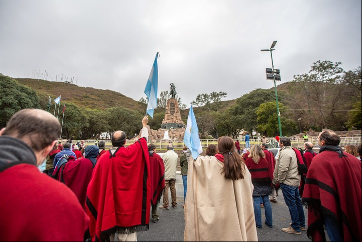 Agrupaciones de gauchos de Güemes cantaron el Himno frente al monumento al prócer en Salta capital. Se autoconvocaron luego de que los dejaran al margen de los actos que encabezó Alberto Fernández. Foto Javier Corbalán/El Tribuno
