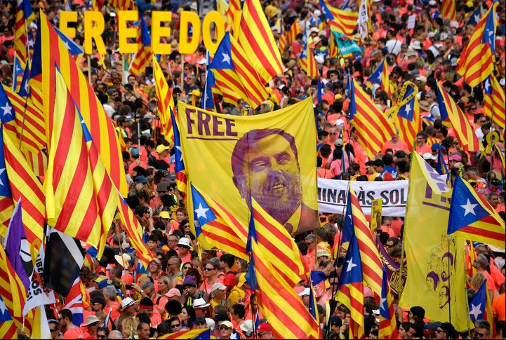 Una marcha en Barcelona pidiendo la libertad de Junqueras, en 2018. Foto AFP