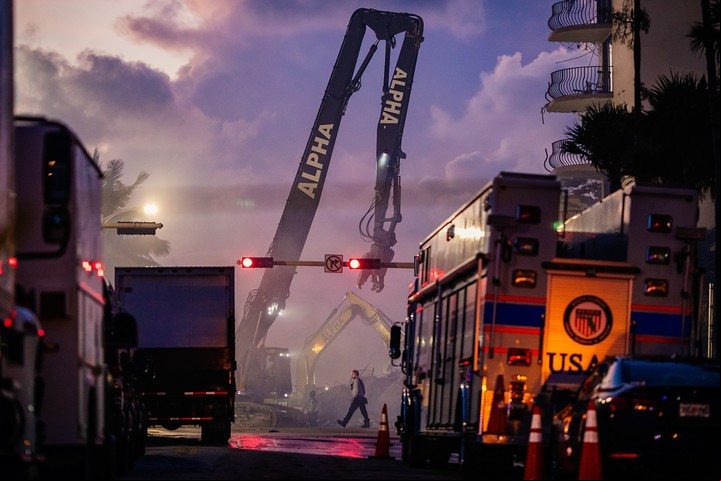 del equipo de rescate de bomberos de Miami-Dade y equipos de excavación. (Scott McIntyre/The New York Times)