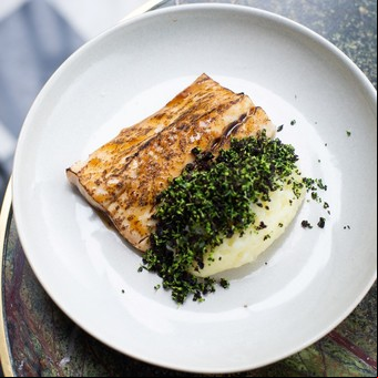 Pesca con puré y crocante de brócoli
