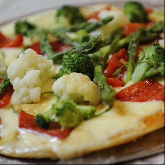 Pizza de brócoli, coliflor y morrón