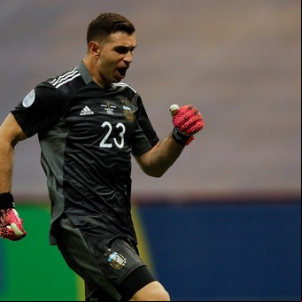Javier Castrilli y un tuit con un eufemismo apto para todo público para decir que Dibu Martínez debió haber visto la roja en los penales contra Colombia