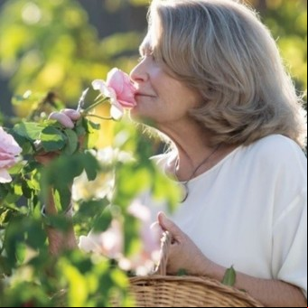 Mónica Cahen D'Anvers y la vida en el retiro: San Pedro, naranjas, rosas y el recuerdo de una biografía de película