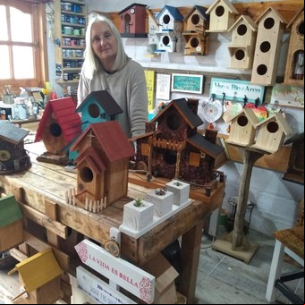 Construyó más de mil casas de aves para que su barrio vuelva a ser la "Ciudad de los Pájaros"