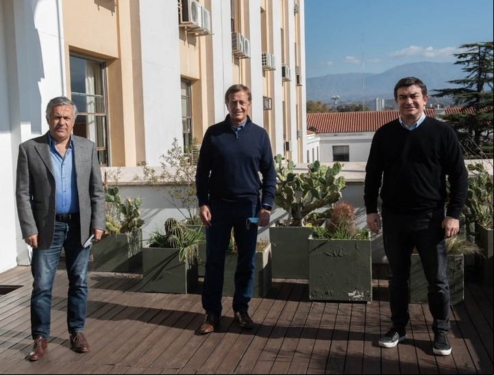 Alfredo Cornejo, Rodolfo Suárez y Omar de Marchi, cuando sellaron el acuerdo en 2021. Este año todavía no arreglaron.