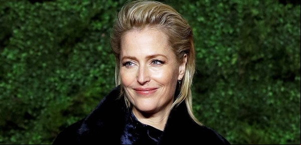 La 'liberación' de Gillian Anderson: "No me importa si mis pechos llegan al ombligo, ya no uso corpiño"