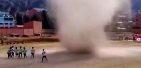 "¡Se comió al árbitro!": un tremendo remolino irrumpe en un partido y el locutor lo transmite como una jugada