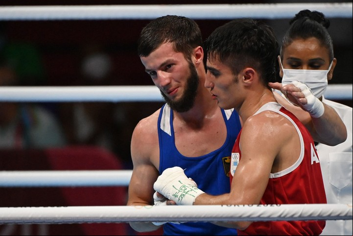 Mirco Cuello saluda a su rival del debut, Hamsat Shadalov. Foto Luis ROBAYO / AFP