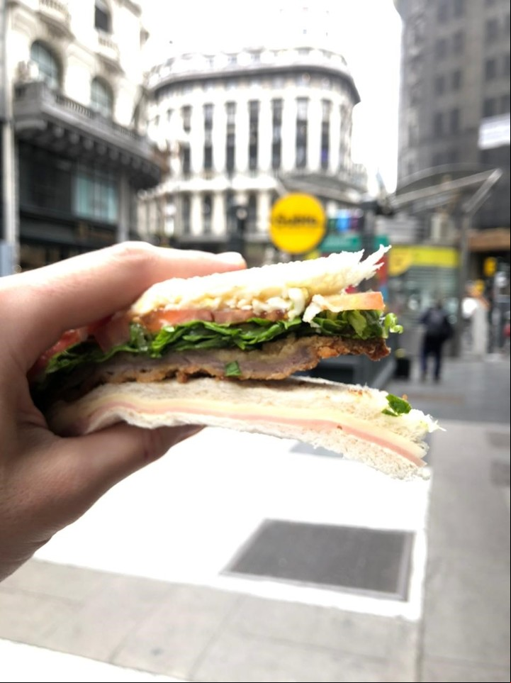 Sándwich de miga de milanesa de La Piedad. Foto: La Piedad.