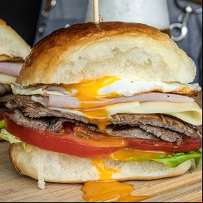 Chivito uruguayo