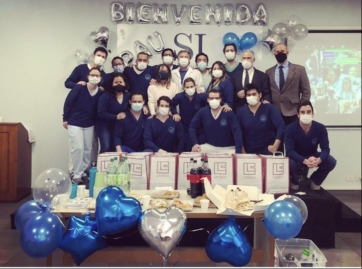 El recibimiento de los compañeros de trabajo en el Hospital de San Isidro a Paula Pareto tras su regreso de Tokio 2020