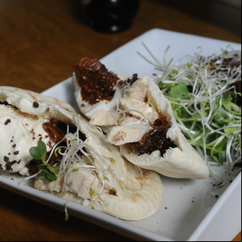 Sándwich de pan pita con pollo