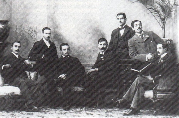 Una fotografía de 1885 de graduados de la Facultad de Derecho de la UBA. Segundo desde la derecha, aparece Macedonio Fernández. Y cuarto, desde la izquierda, aparece el abogado y profesor de filosofía Jorge Guillermo Borges, el padre de Jorge Luis,